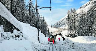 Schon wieder. Die Bahnstrecke zwischen Visp und T&auml;sch war erneut unterbrochen; diesmal wegen einer Fahrleitungsst&ouml;rung (im Symbolbild: R&auml;umungsarbeiten im Mattertal). 