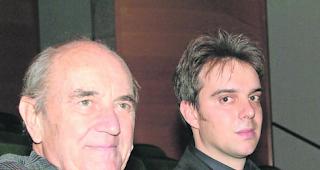 Fast sieben Jahrzehnte. Der 2014 verstorbene Ferdinand Mengis und sein Sohn Nicolas Mengis pr&auml;gten die Mengis Druck und Verlag AG seit 1951 (Bild vom Werbetreff im November 2003).  