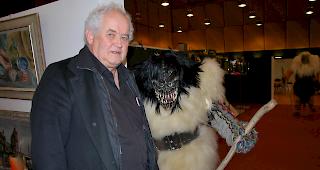 Organisator Markus Petrig vor einer L&ouml;tschentaler Tsch&auml;gg&auml;tt&auml;, denen in der Brocante eine Sonderausstellung gewidmet ist.