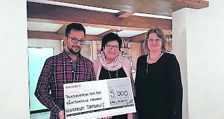 Check&uuml;bergabe. Irmgard Zurbriggen von der Winterhilfe Oberwallis (Mitte) mit beiden Vertretern vom Vorstand des Theatervereins Saas-Fee Diana Kelterbaum und Sebastian Voide.  