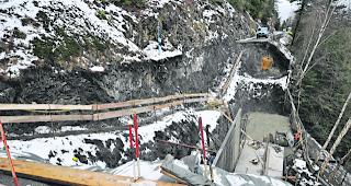 Durch einen Hangrutsch bei Zeneggen am 5. Januar 2018 wurde die Strasse &uuml;ber rund 30 Meter weggedr&uuml;ckt. Rechts im Bild die Leitplanken. 