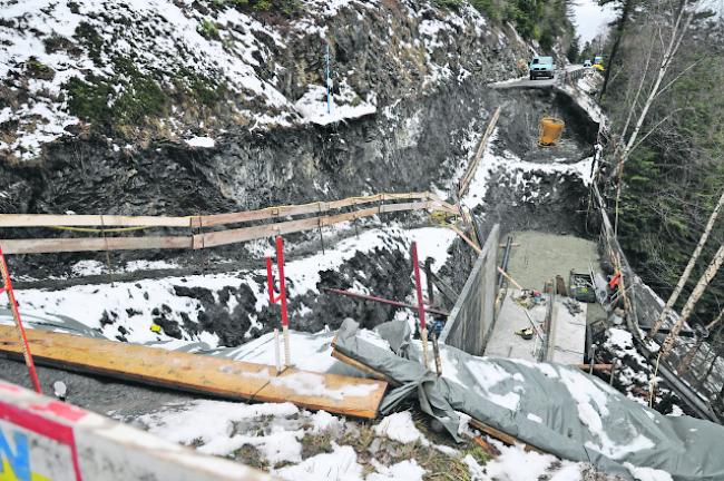 Durch einen Hangrutsch bei Zeneggen am 5. Januar 2018 wurde die Strasse über rund 30 Meter weggedrückt. Rechts im Bild die Leitplanken. 