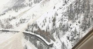 Auf der Strecke zwischen T&auml;sch und Zermatt ist das Bahntrassee beim Abschnitt &laquo;Schusslowina&raquo; durch eine Galerie gesch&uuml;tzt. Die darunter verlaufende Strasse hingegen nicht.