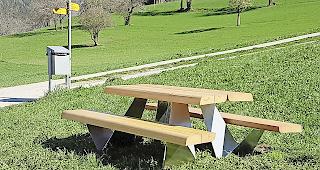 Zwei Prototypen der Bank stehen im Erner Feld.