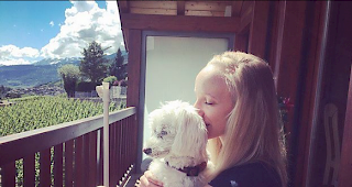 Heimweh. Sandrine Meichtry vermisst neben Familie und Freund auch die Walliser Sonne und ihre Havanesenh&uuml;ndin Luena.