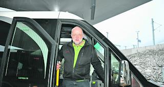 Mit dem Bus. Andreas Imstepf, Gemeindepr&auml;sident von Zeneggen, nimmt nach dem Arbeitstag bei Lonza den Bus nach Hause.  
