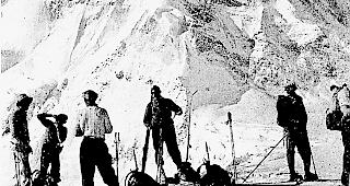 &Uuml;ber die Nordwand. Nach der Begehung der Nordwand (Bildmitte) blieben vier Alpinisten beim Abstieg zur&uuml;ck. 