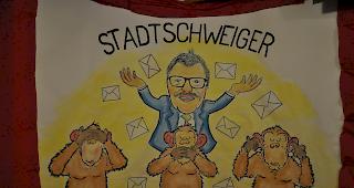 &laquo;Stadtschweiger&raquo; Eduard Brogli in Gesellschaft der drei Affen.