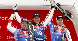 Thomas Dressen (mitte) Gewinnt vor Beat Feuz und Hannes Reichelt in Kitzbuehel.
