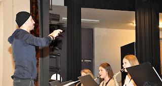 Profimusiker wie Joel Schmidt musizierten am "Erl&auml;bnistag" gemeinsam mit Jugendlichen.