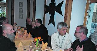 Br&uuml;derlicher Dank.  Bischof Jean-Marie Lovey mit Guardian Beat Pfammatter. Links Agostino Del-Pietro, Provinzial der Schweizer Kapuziner. 