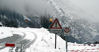 Achtung Lawinen. In St. Niklaus ist an mehreren Stellen mit Lawinen zu rechnen. 