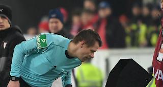 Schiedsrichter Patrick Ittrich schaut nach dem Videobeweis (Symbolbild).