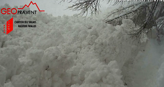 Schneemassen der Schusslawine st&uuml;rzen bei Zermatt zu Tal.