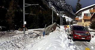 Felssturz bei Mattsand: Einer der Gesteinsbrocken kam erst auf dem Geleise der MGBahn zum Stillstand. 