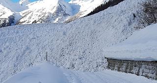 Auch im L&ouml;tschental schneite es im Winter 17/18 intensiv. Mehrere Lawinen bef&ouml;rderten die Schneemassen im Januar bis auf die Strasse. 

