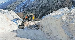 Gewaltige Schneemassen. Sowohl auf den Lawinenkegeln beim Weiler Ried bei Blatten als auch zwischen Goppenstein und Ferden (Bild) mussten grosse Baumaschinen aufgefahren werden.  