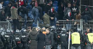 Aufgebracht. Nachdem Basler Anh&auml;nger ihnen eine Fahne geklaut haben, st&uuml;rmen Sittener Fans auf den den Platz (Archivbild).