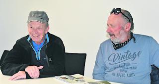 Zwei von f&uuml;nf. Roman Brantschen (links) und Markus Truffer, zwei der f&uuml;nf Autoren von &laquo;Orts- und Flurnamen St. Niklaus  &ndash;  Herbriggen  &ndash;  Gasenried&raquo;: Zufrieden mit ihrem Buch. 