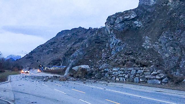 50 Kubikmeter gross. Ein Gesteinsbrocken versperrt die Kantonsstrasse im Raum Sitten.