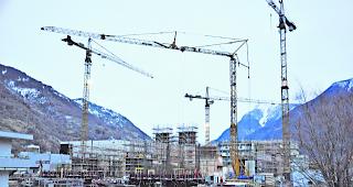 Auf Hochtouren. Der Bautross f&uuml;r den Ibex-Komplex hat zurzeit alle H&auml;nde voll zu tun. Weitere Wetterkapriolen k&ouml;nnten laut Lonza zu Verz&ouml;gerungen f&uuml;hren. 