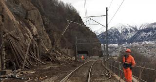 R&auml;umungs- und Instandsetzungsarbeiten an der BLS-S&uuml;drampe nach dem Erdrutsch vom vergangenen Montag.