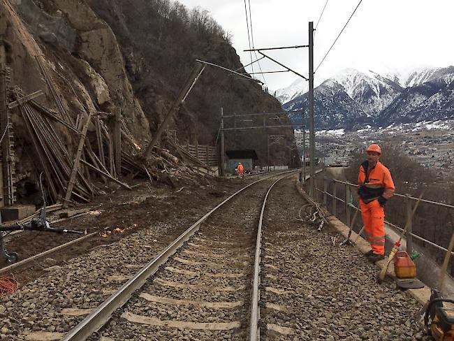 Räumungs- und Instandsetzungsarbeiten an der BLS-Südrampe nach dem Erdrutsch vom vergangenen Montag.