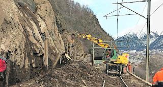 Geleise versch&uuml;ttet. R&auml;umungs- und Instandsetzungsarbeiten nach einem Erdrutsch an der BLS-S&uuml;drampe.  