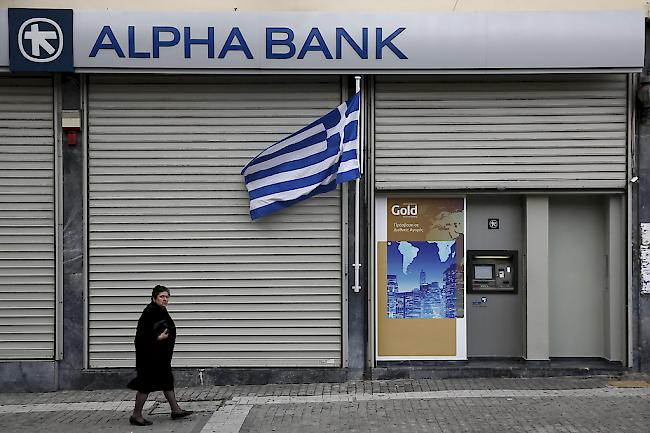 Weg zur Bank. Griechen legen ihr Geld wieder vermehrt in die Hände der heimischen Geldinstitute (Symbolbild).