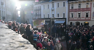 Zeichen gegen No Billag. Versammelte Menschen in Bellinzona.