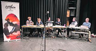 Die Jury. Wer im Musical mitwirken will, muss das Kreativ-Team &uuml;berzeugen. Von links: Raban Brunner (kreativer Kopf), Melanie Ammann (Choreografie), Sarah Brunner (Music Supervisor), Stefanie Ammann (Regie), Gert Zumofen (Orchestra Supervisor) und Adrian Zenh&auml;usern (Vocal Supervisor).  