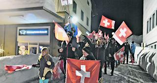 Gr&ouml;sste Delegation. Als die Schweiz einmarschierte, war die Stimmung an ihrem heissesten Punkt des Abends. 