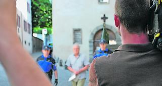 Bleibt hinter Gittern. Der Sexualstraft&auml;ter Urs B. muss seine Strafe weiter absitzen (im Bild: der Verurteilte auf dem Weg ins Kreisgericht Oberwallis im Jahr 2011).  