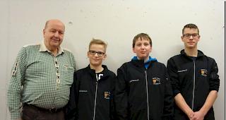 Luftpistole Junioren: Sieger Noe Noti vor Tim Williner und Jan Anthamatten (alle PT Stalden). Links der stolze BSV-Pr&auml;sident Sepp Anthenien.