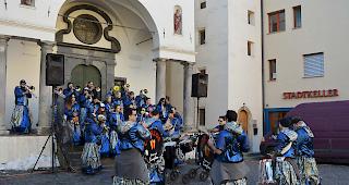 Verschiedene Guggenmusiken gaben ein Platzkonzert.