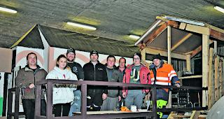 Mit guter Laune. Einige der Rittir&auml;tscher-Fasn&auml;chtler am Dienstagabend bei einer Schaffenspause auf einem Umzugswagen. Dahinter steht ein anderer Wagen mit dem Modell der Eyholzer Ritikapelle.  