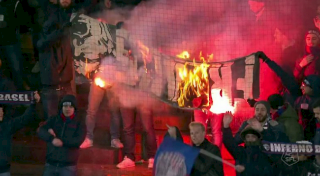 Drei Fans des FC Basel haben während der Halbzeitpause eine Fahne aus dem Fansektor der Sittener vom Zaun gerissen und haben diese in der Muttenzerkurve verbrannt. 