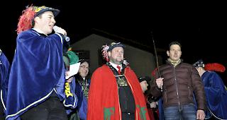 Gemeinderat Pascal Salzmann&nbsp;&uuml;bergibt als Zeichen der Macht das Schwert an F&uuml;rstgraf Jozzelin XI, Andr&eacute; Jossen.