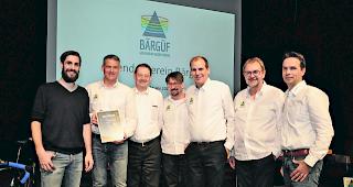 F&uuml;r den guten Zweck. Mike Sterren von &laquo;eppis&raquo; mit den OK- und Vorstandsmitgliedern Patrick Gruber (OK-Pr&auml;sident), Franz Ruppen, Dean Henzen, Ren&eacute; Wellig, Dr. Reinhard Zenh&auml;usern und Stephan Zuber (von links). 