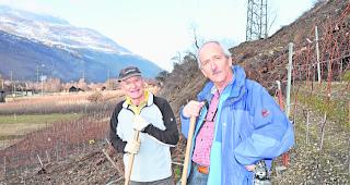 Murg&auml;nge. Die Genossenschaftsvorst&auml;nde Ruedi Salzgeber (rechts) und August Volken beim &laquo;Chummederfji&raquo;. Im Hintergrund eine versch&uuml;ttete Rebparzelle. 