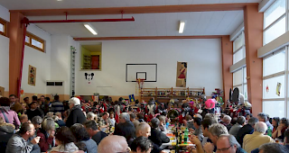 In der vollbesetzten Turnhalle wurde bei Fasnachtsstimmung das Beisammensein genossen.