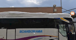 Wegen zu viel Schnees auf dem Dach ist der schwedische Reisebus aus dem Verkehr gezogen worden.