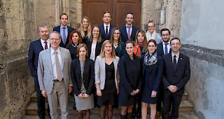 Die diplomierten Anw&auml;lte und Notare mit dem Staatsrat Fr&eacute;d&eacute;ric Favre.