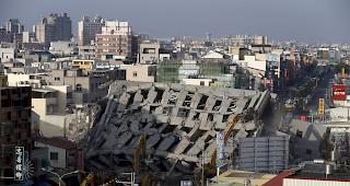 Taiwan wird immer wieder von Erdbeben ersch&uuml;ttert, weil die Insel in der N&auml;he einer Bruchstelle zweier tektonischer Platten liegt. Im Februar 2016 st&uuml;rzten wegen eines Bebens der St&auml;rke 6,4 in Tainan mehrere mehrst&ouml;ckige Wohnh&auml;user ein (Archivbild). 