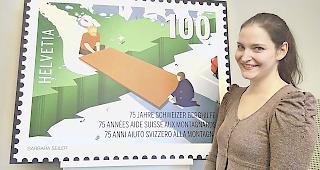 Barbara Seiler mit ihrer Briefmarke.