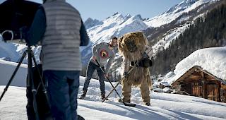SC-Bern-St&uuml;rmer Tristan Scherwey mit einer Tsch&auml;gg&auml;tta aus dem L&ouml;tschental.