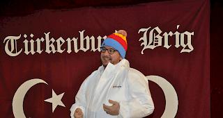 Ben Neri Criminali Laferi alias Philipp Matthias Bregy sorgte f&uuml;r die nahtlosen &Uuml;berg&auml;nge zwischen den humoristischen Einlagen.