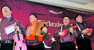 Sauglatt. Staatsrat Roberto Schmidt (Zweiter von rechts) sorgte bei &laquo;&Uuml;fheeru&raquo; mit den gesanglich starken Fredy (links) und Hansr&uuml;edi Zbinden f&uuml;r die n&auml;rrischen T&ouml;ne. 