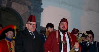 Grossvezier Ben Tradi Medizinali alias Thomas Bregy (rechts) h&auml;lt endlich die Schl&uuml;ssel zu Mekka in den H&auml;nden. Stadtpr&auml;sident Louis Ursprung ist entmachtet. 