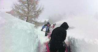 Eingeschneit. Wer wegen gesperrter Verkehrswege nicht zur Arbeit kann, muss offene Fragen kl&auml;ren.  